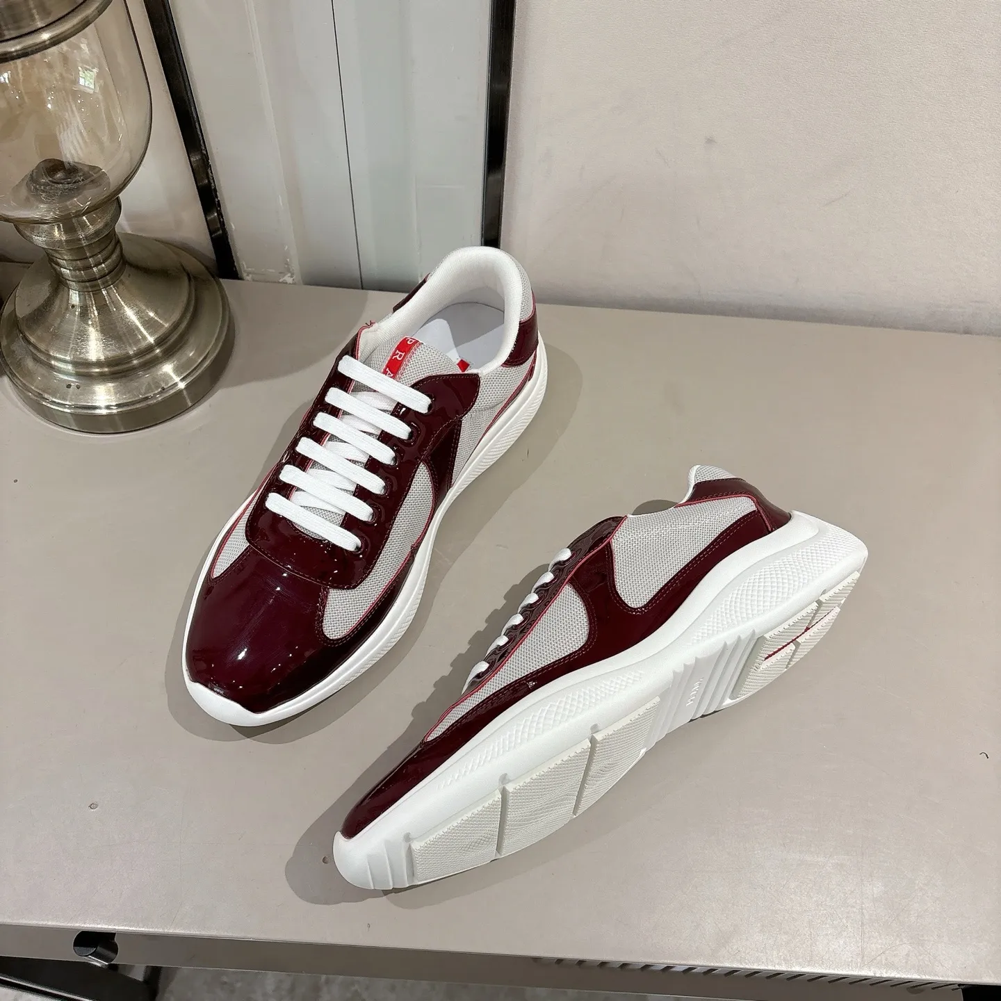 👟👟Ex-factory price 520👟👟 (Top version) Prada casual sports shoes, fashionable thick-soled casual loafers, unique taste, loved by everyone and easy to control, popular every year. There is also a versatile classic shoe last, which is enough to conquer you, wear it, increase the height and casualness, simple and handsome on the feet. The fabric is imported patent leather, the inner foot pad is soft and delicate, and the breathable mesh fabric is comfortable, ip Foam mold anti-slip lightweight outsole